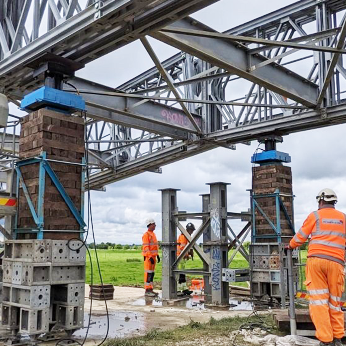 MH International climbing jacks on site