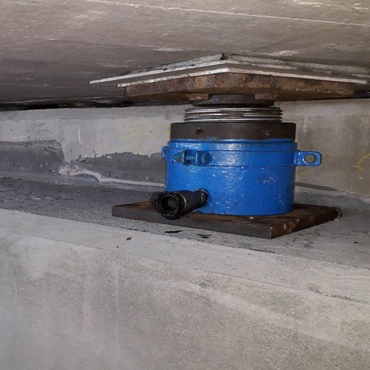MH International screwed ram jacks on site