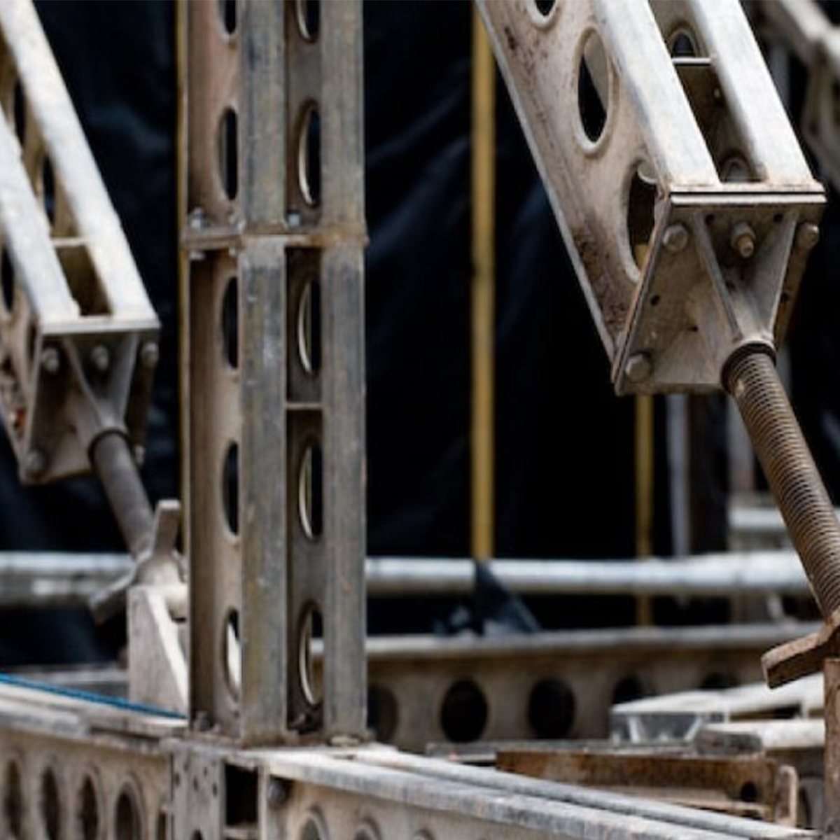 MH International system 160 propping on site close up